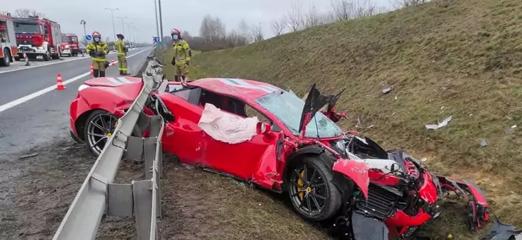 Ferrari 488 GTB Pista wypadło z drogi na S10. Auto zostało poważnie uszkodzone 