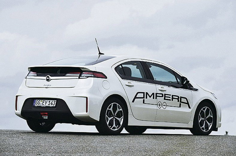 Toyota Prius kontra Opel Ampera: porównanie ekologicznych kompaktów