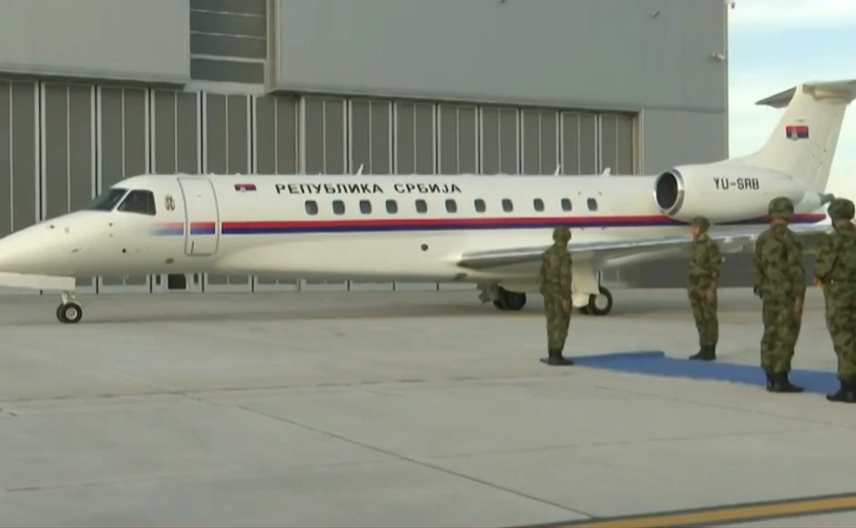 Avion koji prevozi telo Ratka Mladića