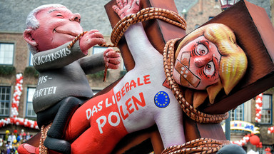 Karykatura Jarosława Kaczyńskiego na karnawałowej paradzie w Duesseldorfie. Kto jeszcze znalazł się na platformie?