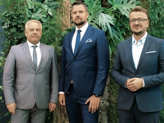 O zielonej transformacji rozmawiali (od lewej): dr Dawid Piekarz, ekspert ds. energii z Orlen Synthos Green Energy; Janusz Grądzki, prezes Eleport Polska i założyciel Fundacji Kierunkowskaz, oraz Piotr Pilewski, redaktor naczelny kompasesg.pl.