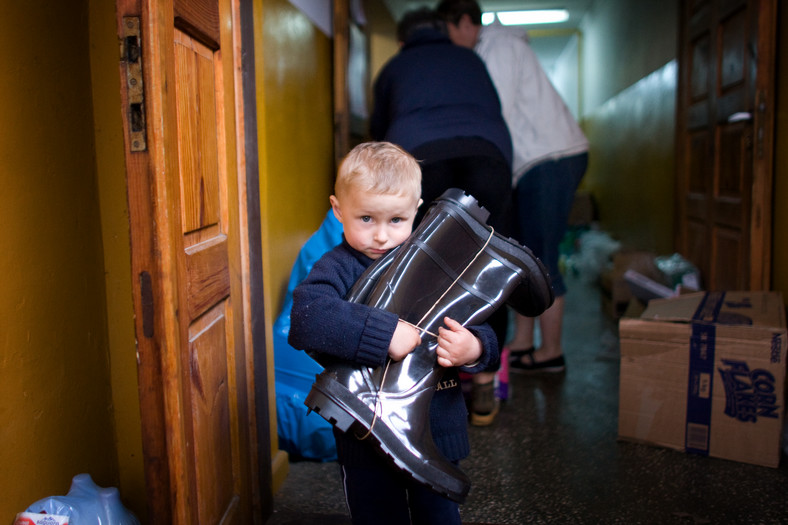 2,5 letni Daniel Lisowski przyjechał ze swoją mamą po dary dla powodzian. Cała jego wieś Wrzelów znalazła się pod wodą. Maj 2010
