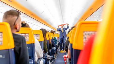 Pasażerowie kradną je z samolotu, żeby sprzedać za ponad 500 zł. Stewardesom opadają ręce