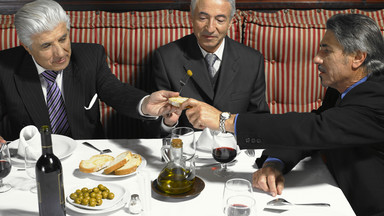 Unia Europejska zakazuje niestandardowych naczyń z oliwą w restauracjach