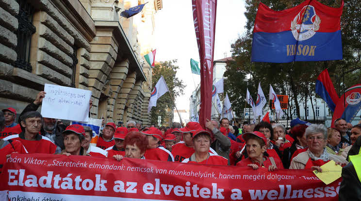 Az érdekképviseletek a jegybanknál és a Parlamentnél tüntettek a cafeteriáért