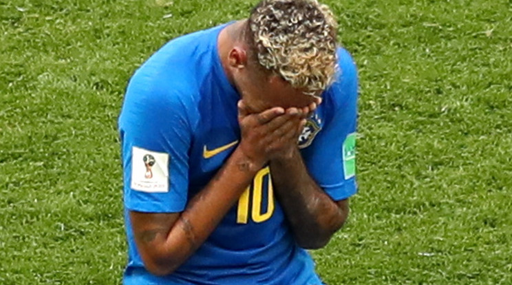 A lefújás után térdre rogyott és a pályán
zokogott a brazil válogatott vezére / Fotó: MTI/EPA - MAHMOUD KHALED