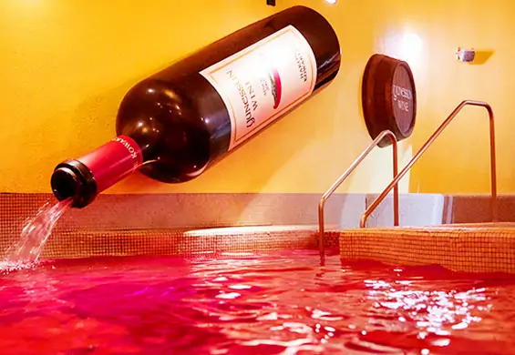 Powstało SPA, które oferuje kąpiel w czerwonym winie. Przyjemne i z korzyścią dla zdrowia
