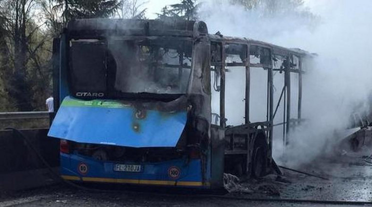 A busz teljesen kiégett, de a gyereket még időben kimentették a rendőrök