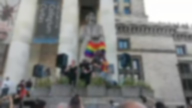 Demonstracja solidarności z "Margot" w Warszawie. Zawieszono tęczową flagę na pomniku