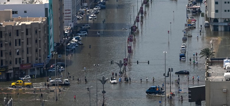 Powodzie w Zjednoczonych Emiratach Arabskich: Ulice zalane cuchnącymi ściekami