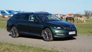 Skoda Superb iV - jak się żyje z hybrydą plug-in? Tankować czy ładować?