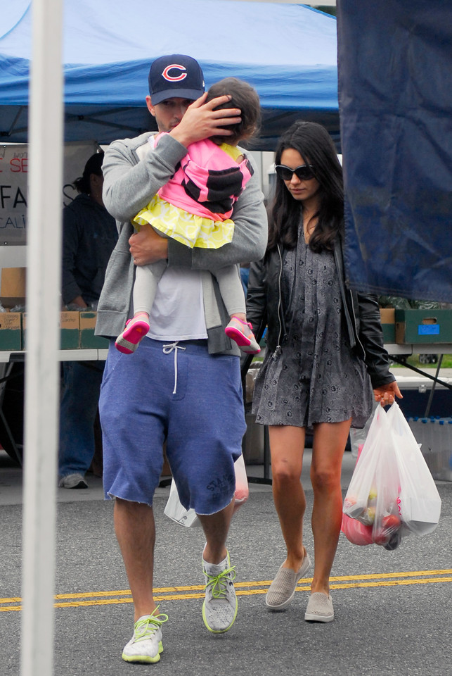 Ashton Kutcher i Mila Kunis z córeczką na spacerze