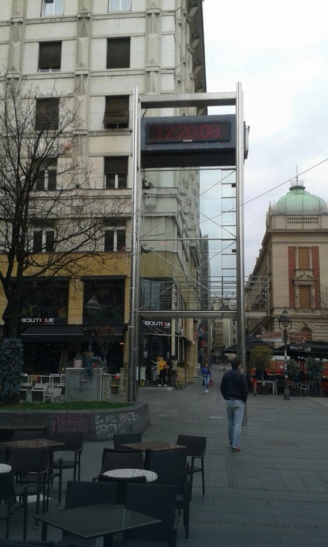 Digitalni časovnik na Trgu: 12.20 sati