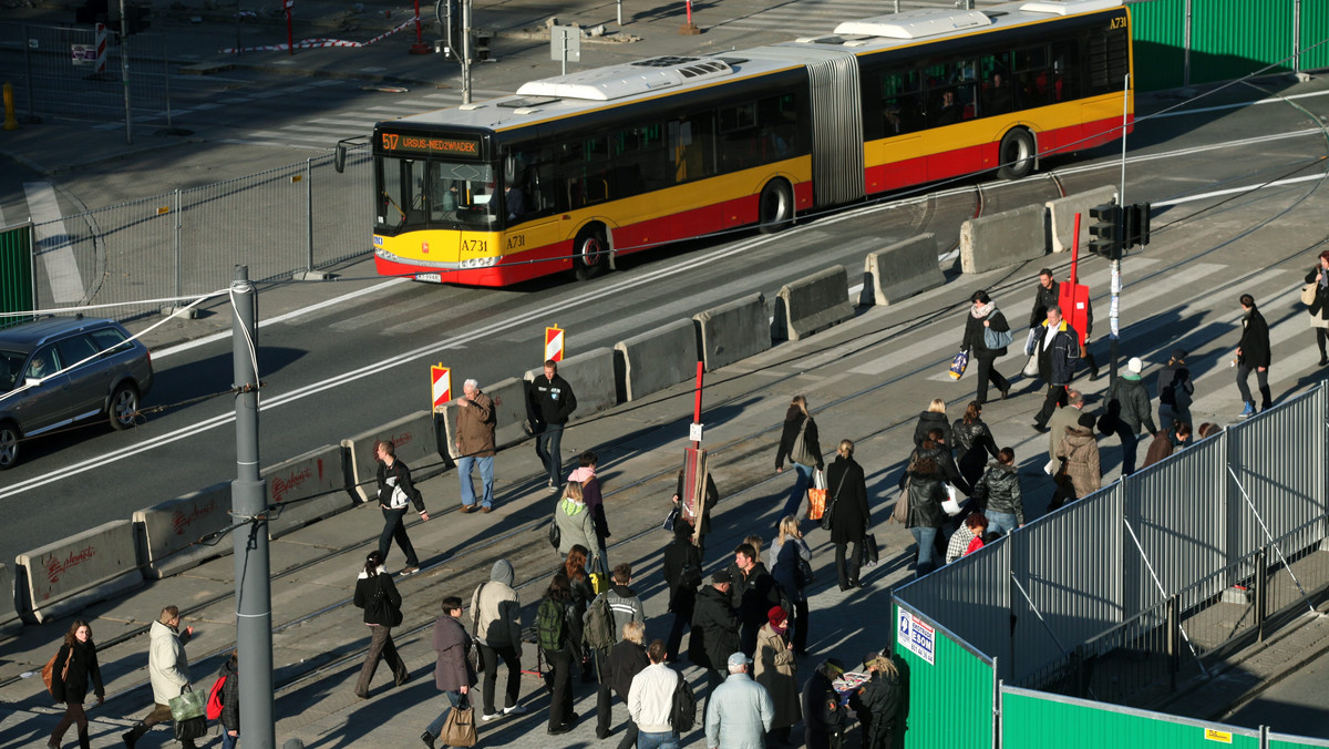 Jak najlepiej poruszać się komunikacją miejską z prawobrzeżnej Warszawy w kierunku centrum - poinformował we wtorek ZTM. W związku z budową stacji metra Dworzec Wileński od soboty trasy zmieniły autobusy, a tramwaje skierowano na objazdy.