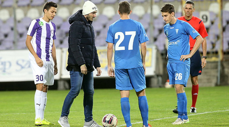 Lázár Bence végezte el a kezdőrúgást/Fotó: Újpest FC-Réti Zsolt