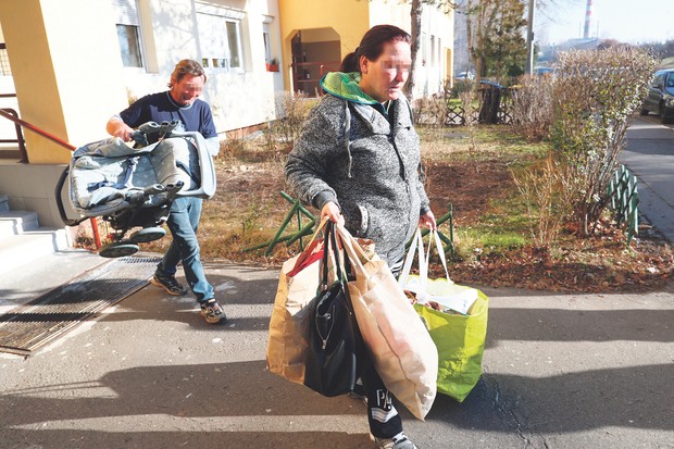 A fejbe lőtt lány szülei hozták el a kisgyermek ruháit a helyszínről 