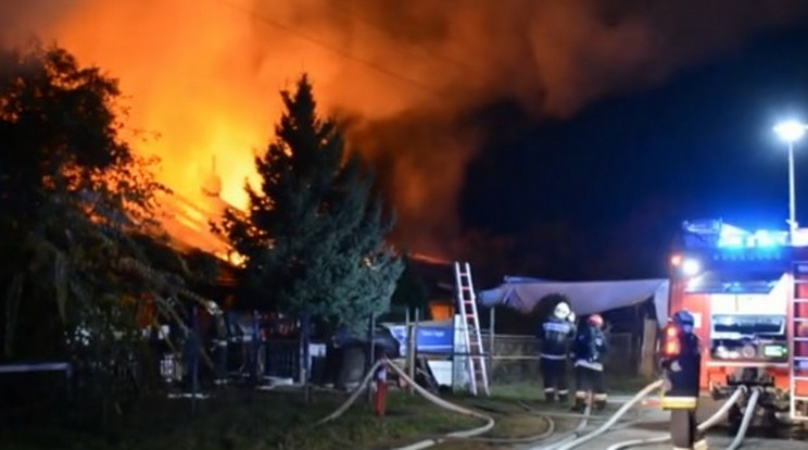 Több méteres lángokkal égett egy családi ház Budapesten. A tüzet feltehetőleg elektromos zárlat okozta