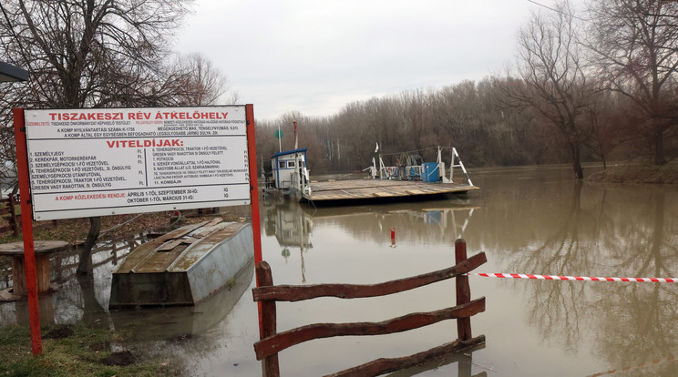 A megáradt Tisza miatt lezárt kompátkelő Tiszakeszinél 2024. február 19-én. Árvízvédelmi készültség van érvényben a Tiszán, a Bodrogon, a Taktán és a Sajó torkolati szakaszán / Fotó: MTI/Vajda János