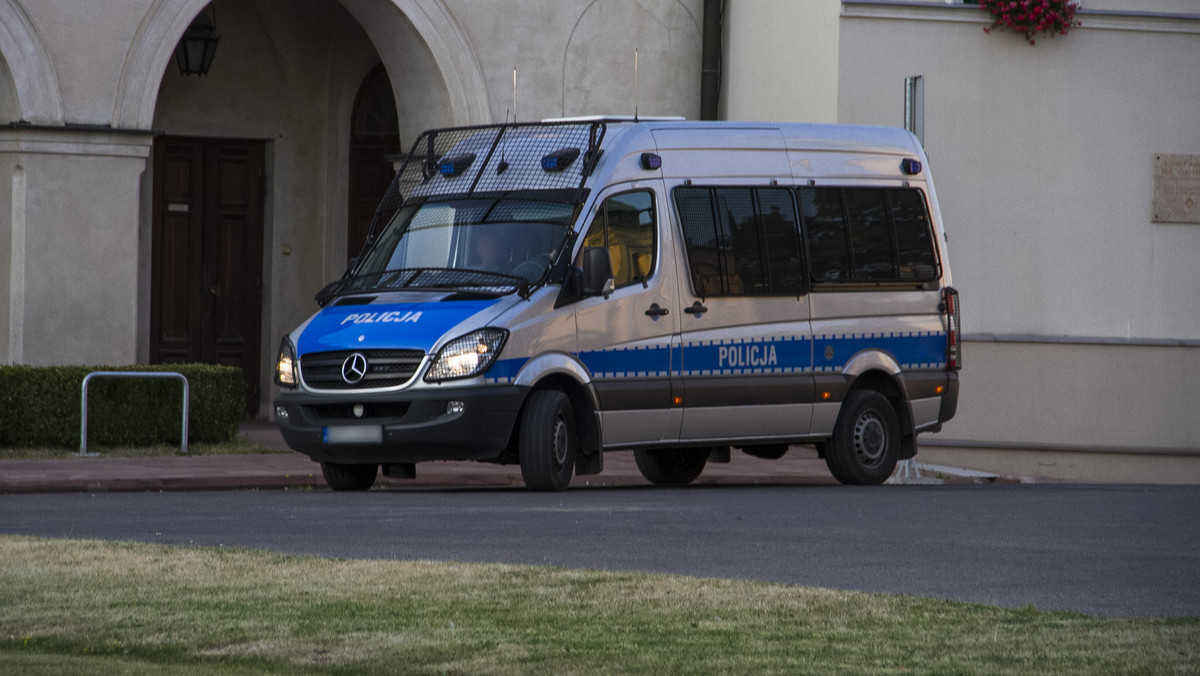 Trzech mężczyzn trafiło do aresztu po tym, jak zdewastowali zaparkowany we Wrzeszczu samochód i dotkliwie pobili oraz ranili nożem dwóch mężczyzn, którzy znajdowali się w pojeździe.