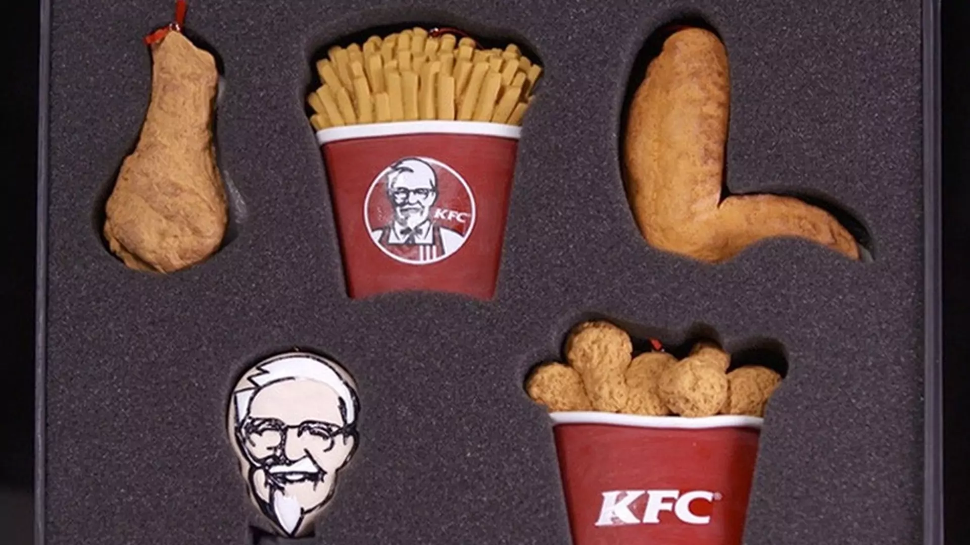 Choinka jak kubełek smażonego kurczaka. Świąteczne ozdoby od KFC