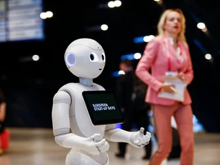 63 proc. badanych jest zdania, że rozwój technologii wpłynie na delegowanie części zadań ludzi robotom i Sztucznej Inteligencji (AI)