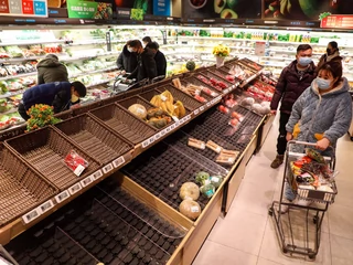 Epidemia koronawirusa doprowadziła do odizolowania Wuhan. Na zdjęciu supermarket w tym mieście