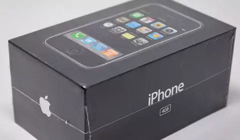 Ktoś kupił iPhone'a za 500 tys. zł. Studium szaleństwa na przykładzie fanów Apple