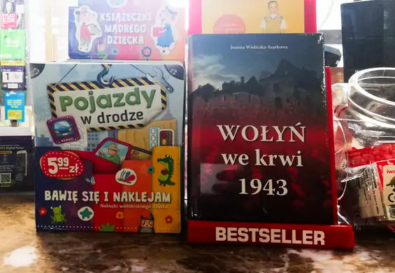 Swastyki, krew i zamach w Smoleńsku. Poczta Polska jak sklep Radia Maryja