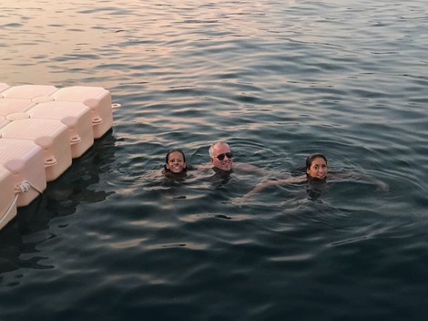 Saša pliva sa ćerkama i opušta se