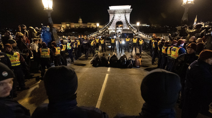 Ha a várost nem is sikerült megbénítani, a Lánchíd forgalmát egy időre azért akadályozni tudták a tüntetők / Fotó: MTI - Mónus Márton
