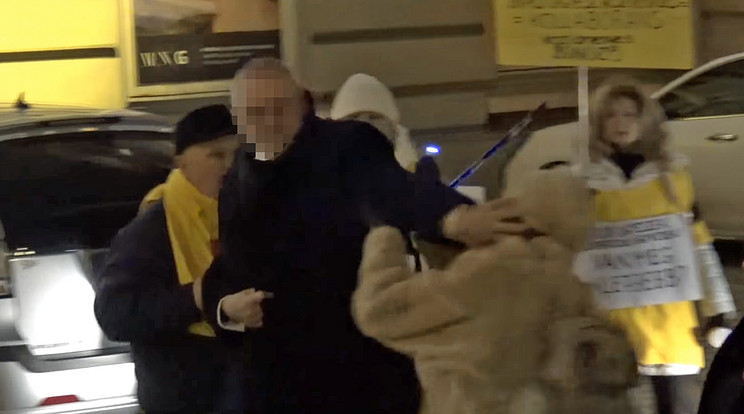 Egyszerűen fellökte a tiltakozó idős asszonyt / Fotó: Youtube