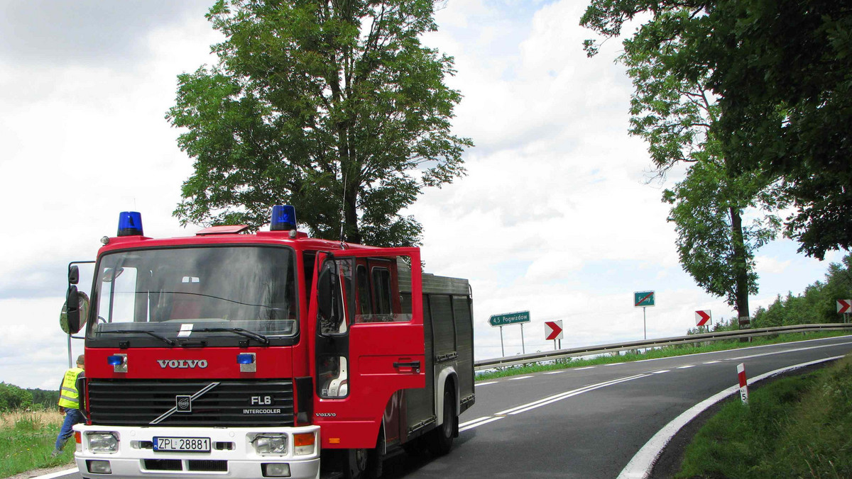 Droga krajowa nr 12 (Radom - Lublin) jest zablokowana po wypadku, do którego doszło w czwartek po południu w okolicy miejscowości Klwatka k. Radomia. Policja wyznaczyła objazdy.