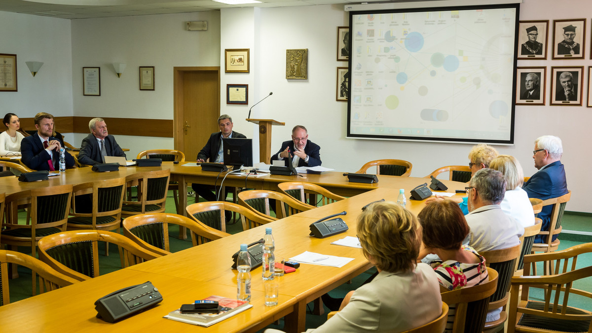 Po tym, jak nie odbyła się obrona pracy doktoranta prowadzonego przez profesora Lecha Morawskiego, Uniwersytet Mikołaja Kopernika w Toruniu zaczął szukać rozwiązania, dzięki któremu młody naukowiec będzie mógł dokończyć swoją edukację na tym stopniu. Dwóch innych, którzy mieli bronić swoich prac u Morawskiego, poprosiło już o zmianę promotora.