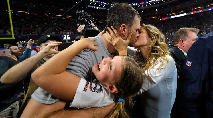 Tom Brady feleségével, Gisele Bündchennel és lányával, Viviannal a hatodik Super Bowl győzelme után / Fotó: Getty Images