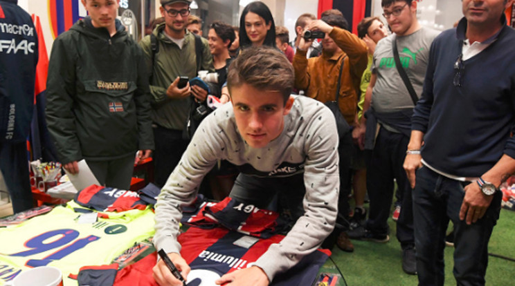 A fiatal focista aláírásáért sorban állnak a bolognai focirajongók