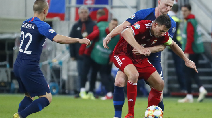 Szalai Ádám (elöl) hiába küzdött a szlovák védőkkel, csak kevés veszélyt jelentett a szlovákok kapujára. A horvátok ellen jobb teljesítményre lesz szükség /Fotó: Fuszek Gábor