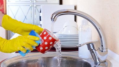 Jak szybko i skutecznie umyć naczynia bez zmywarki? Jest kilka sposobów