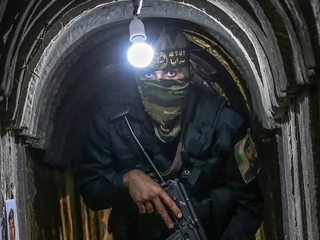 Palestyński bojownik Brygad Al-Kuds, wojskowego skrzydła Palestyńskiego Islamskiego Dżihadu (PIJ), zajmuje pozycję w tunelu wojskowym. Beit Hanun, północna część Strefy Gazy