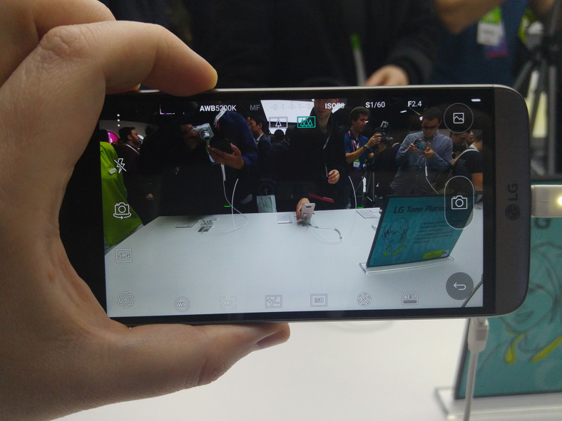 LG G5 - aparat 8MP, z obiektywem o kącie widzenia wynoszącym 135 stopni