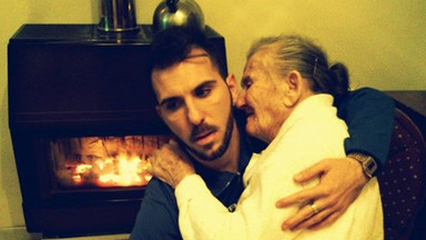 Zdjęcie wnuka tulącego chorą babcię poruszyło miliony internautów
