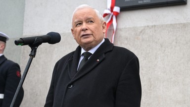 Prezes PiS odsłonił tablicę upamiętniającą brata. Nagle zaczął mówić o Rosji