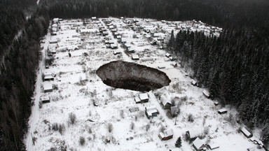 Gigantyczne zapadlisko pochłonęło kilka domów