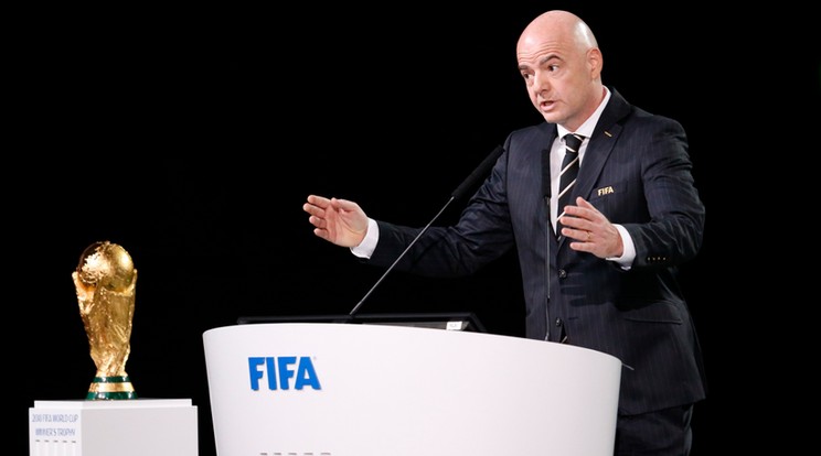 Infantino és a kupa, amelyért a küzdelem zajlik /Fotó: MTI/AP/Alekszandr Zemljanyicsenko