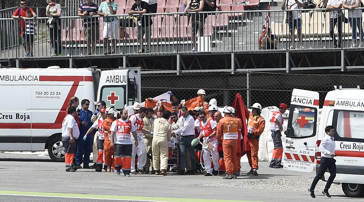 Hiába érkeztek ki rögtön a mentők, nem tudták megmenteni a motorost /Fotó: AFP