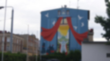 Władze Bydgoszczy rozważają zamalowanie muralu z papieżem