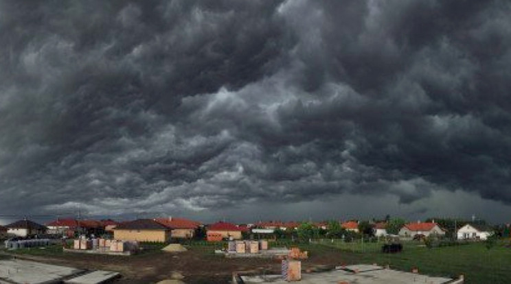 Nárain így borította el az eget a vészjósló felhőtömeg /Fotó: Rózsavölgyi Viktor - Időkép