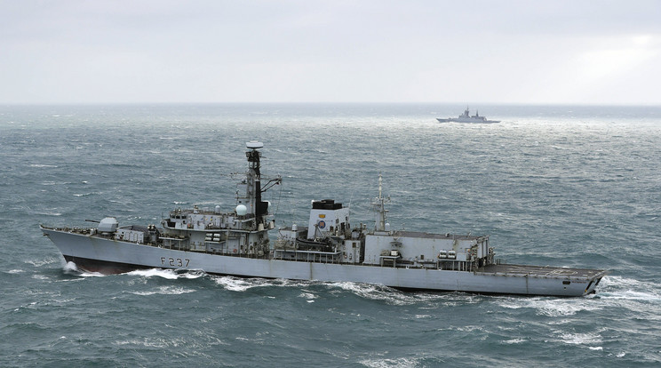 A brit Királyi Tengerészet HMS Westminster nevű rombolója eredet az orosz hajók nyomába - MTI