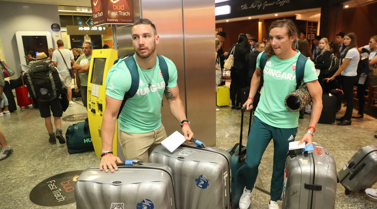 Hosszú Katinka
és edző férje, az 
amerikai Shane 
Tusup a reptéren,  remélhetőleg 
visszafelé fényes 
érmeket is hoznak majd/Fotó: Weber Zsolt