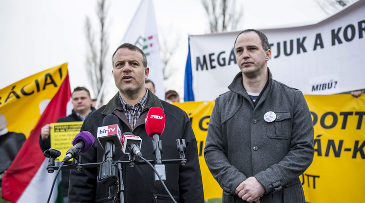 Juhász Péter és Szigetvári Viktor szeretné tudni, hol is él valójában a miniszterelnök / Fotó: MTI Bodnár Boglárka