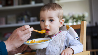 Dmuchasz dziecku na jedzenie? To fatalny nawyk